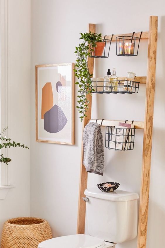 toilette zen avec une étagère en bois