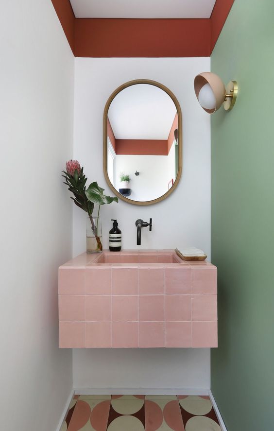 un lavabo de toilette colore et tendance