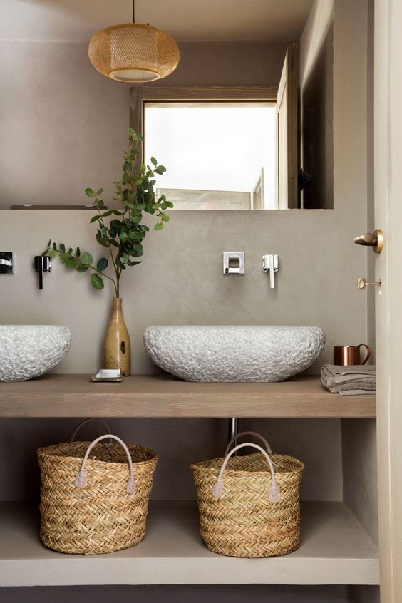 une salle de bain avec des paniers en bois à l'ambiance moderne