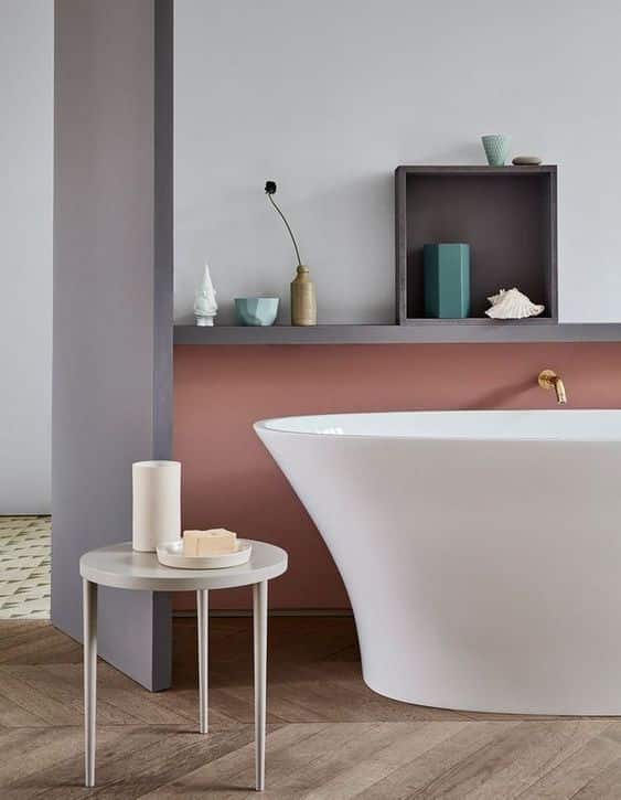 une salle de bain avec parquet à la fois design et zen
