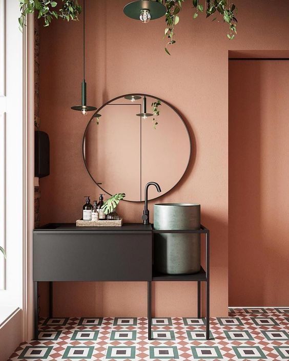 une salle de bain avec une décoration zen et terracotta