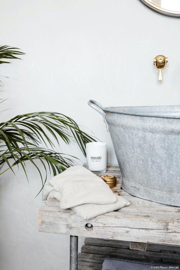 une salle de bain vintage avec un esprit récup très zen et tendance