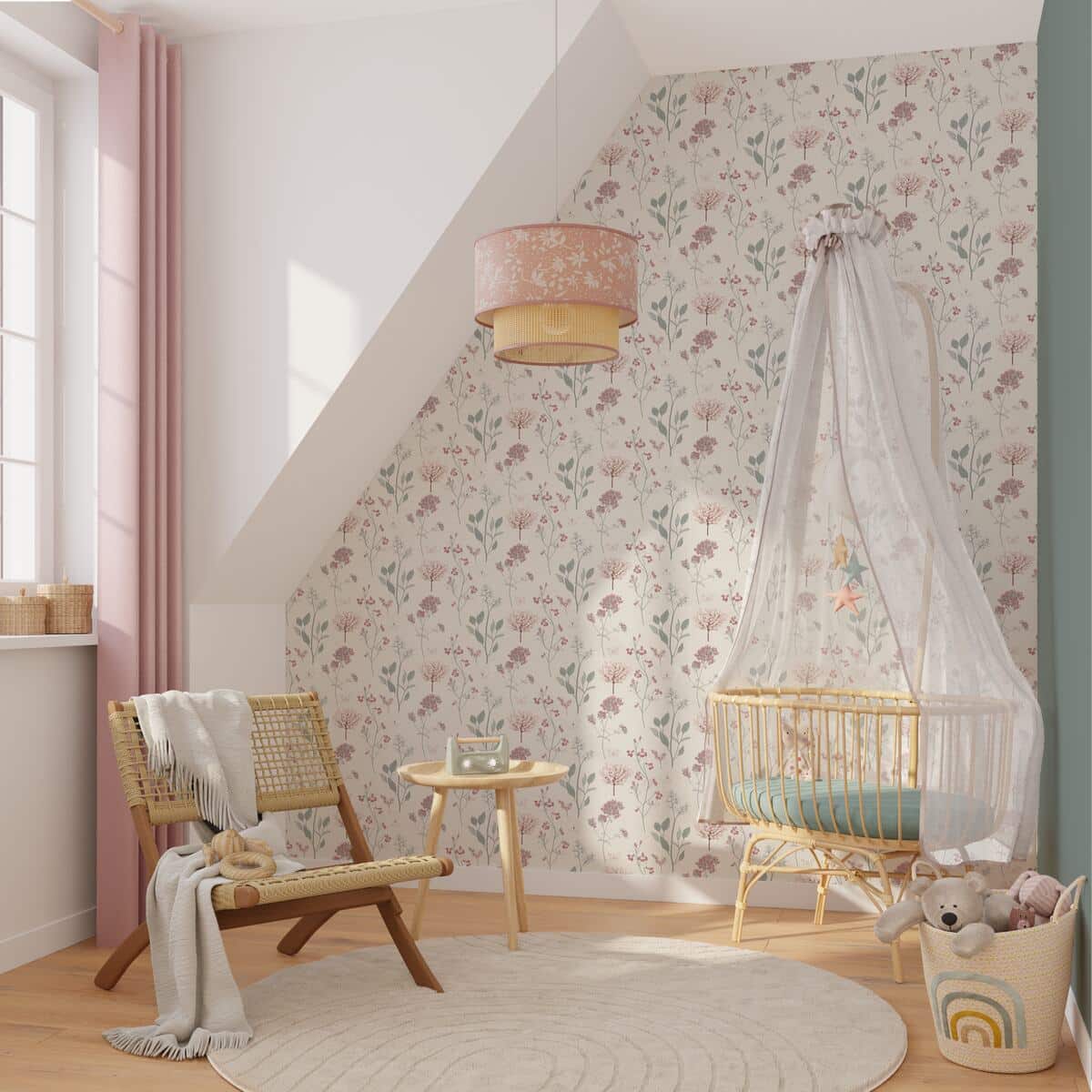 une chambre de bebe avec un papier peint romantique à fleur