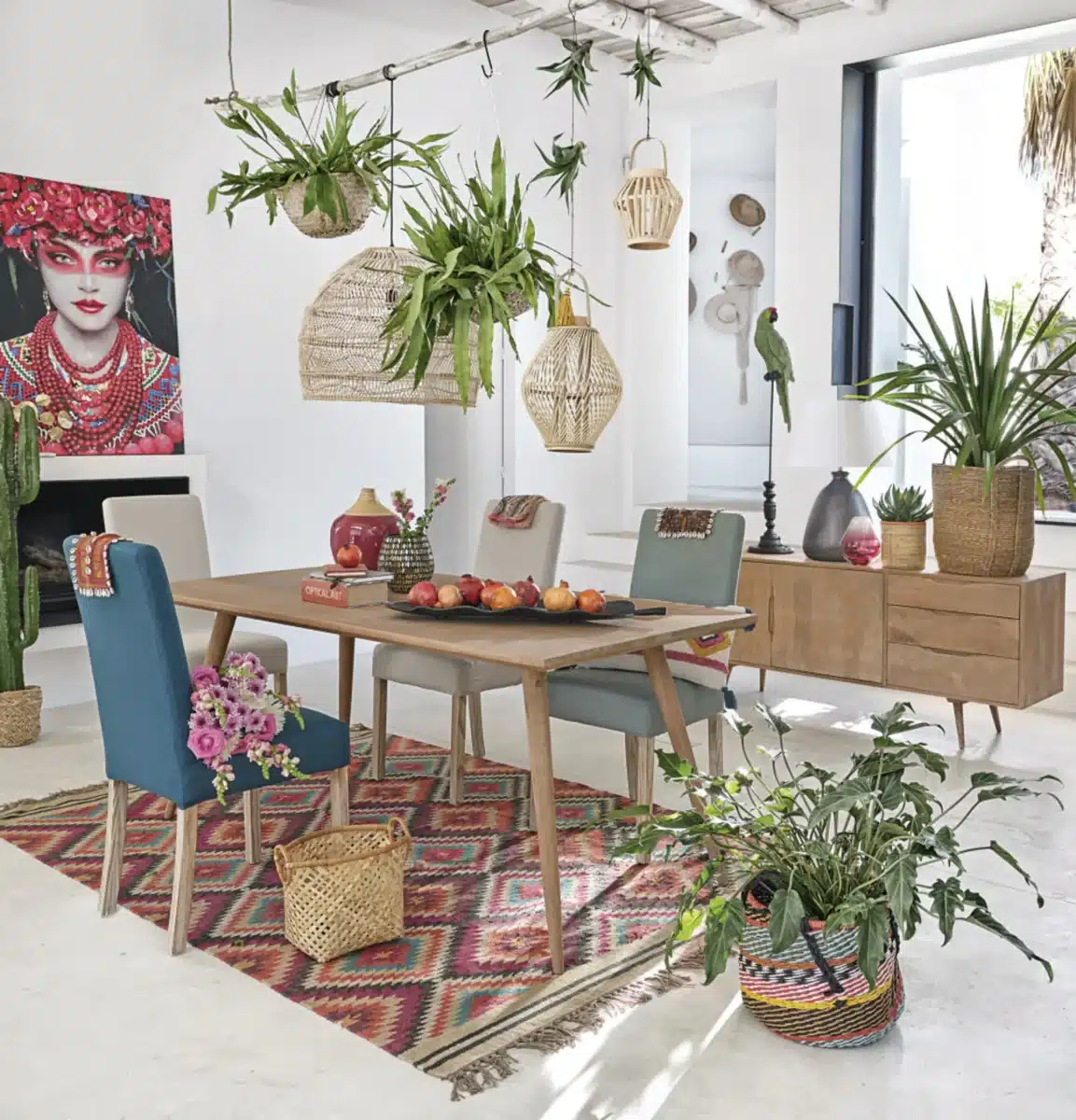 chaises moderne et classique avec dossier haut margaux de Maisons du monde dans une salle à manger tropicale