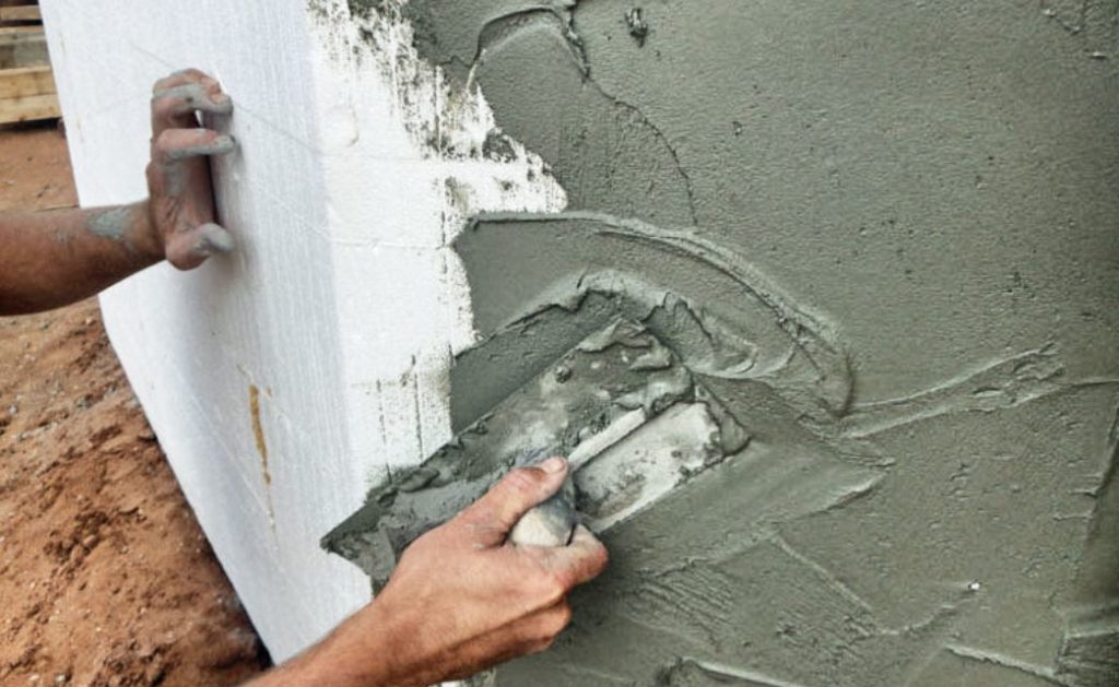 Comment enduire un mur ? Guide, tutoriel complet et prix