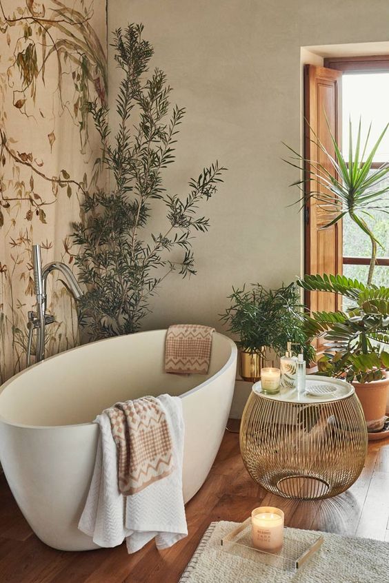 salle de bain à la décoration zen avec baignoire ovale, parquet et papier peint