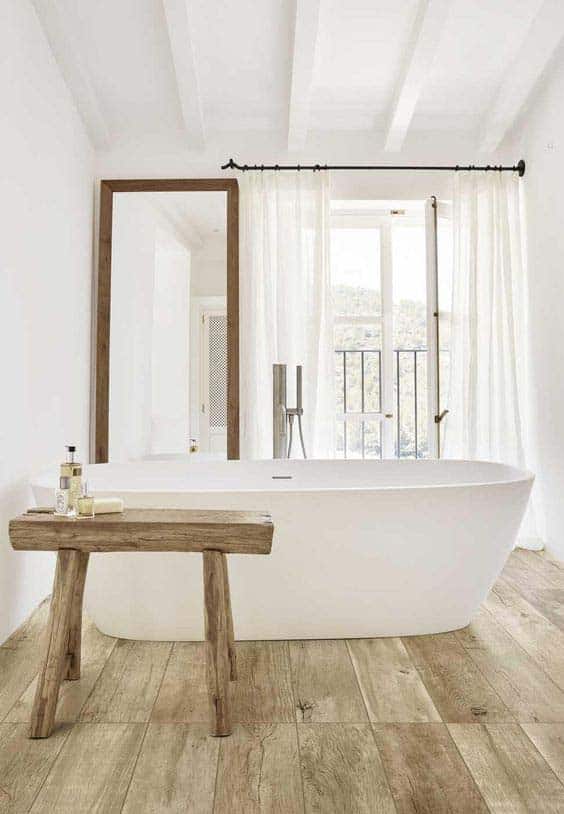 salle de bain avec baignoire ilot d'esprit nature grace au parquet en bois