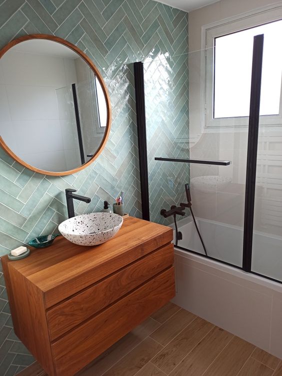 Salle de bain moderne avec parquet, meuble en bois, baignoire et carrelage zellige turquoise