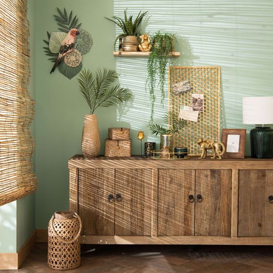 un salon au style exotique avec meuble en bois et murs vert d'eau