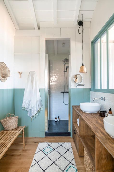 une salle de bain avec douche et décoration bord de mer modernisée