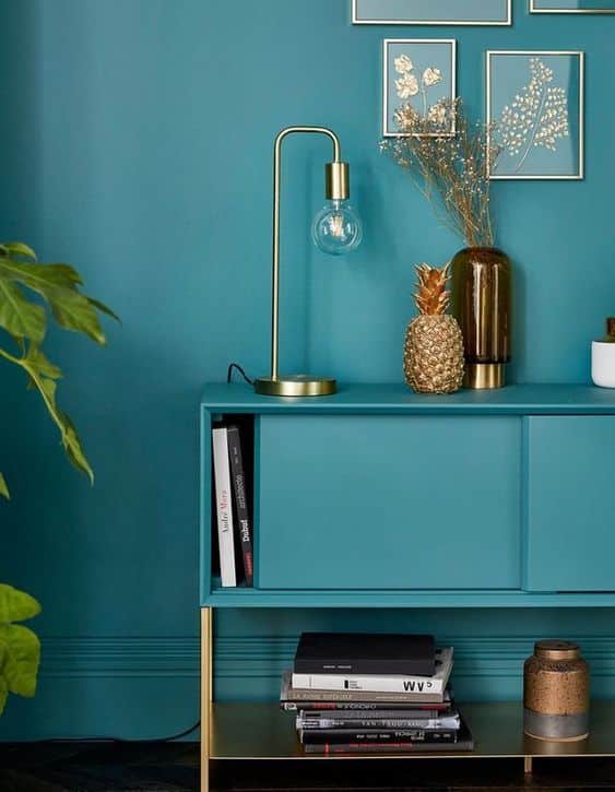 salon bleu turquoise  avec mur et meuble bleu