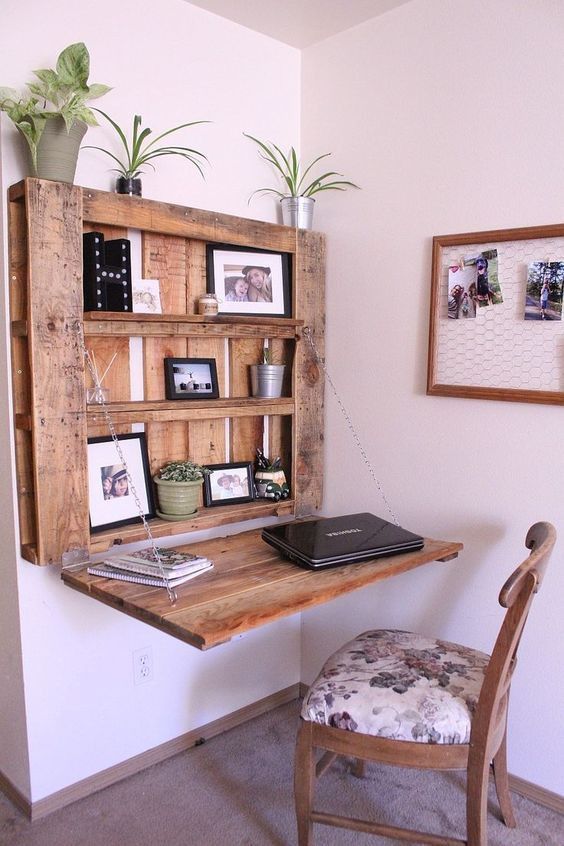 Un bureau mural facon secretaire très minimaliste fabriqué avec une palette de bois