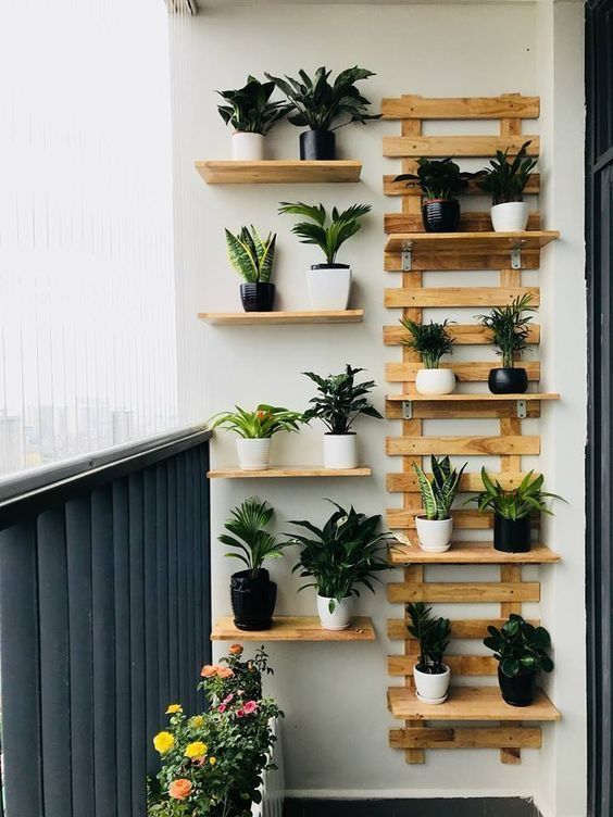 Un jardin suspendu pour le balcon fabriqué avec du bois de palette