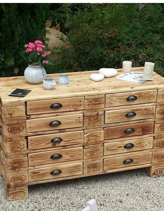 Un meuble en bois de palette fabriqué à la main