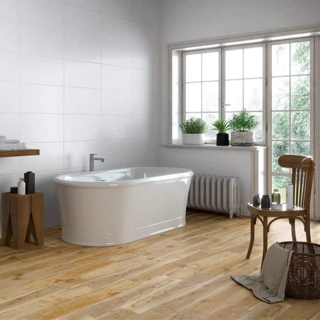 une salle de bain avec un carrelage en gres cerame imitation parquet
