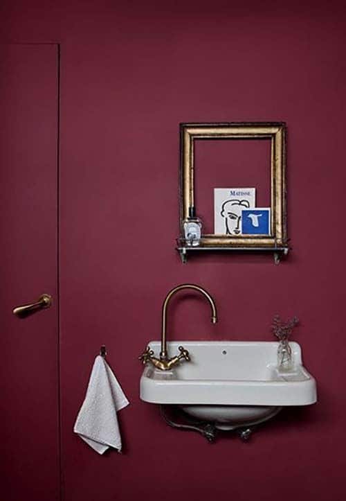 salle de bain et toilettes avec mur aubergine