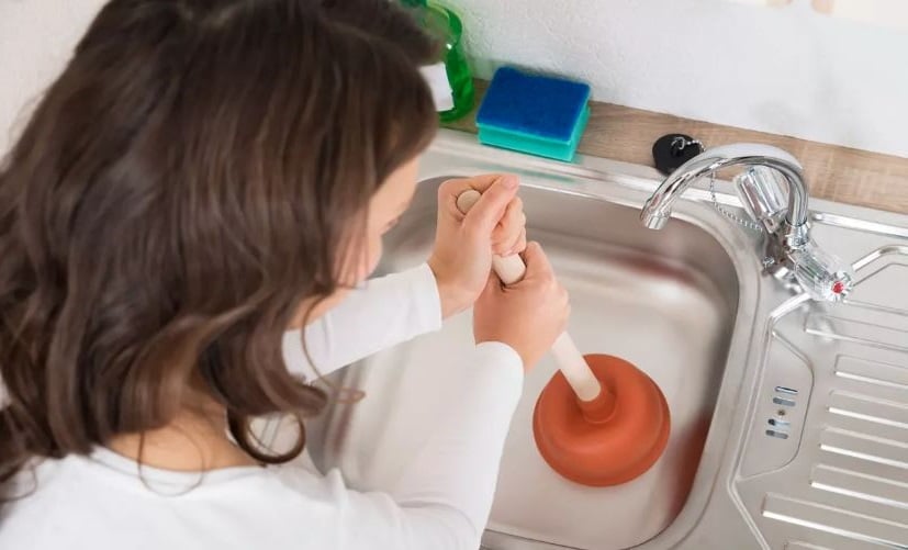 Comment déboucher un évier ou un lavabo ? 14 astuces efficaces