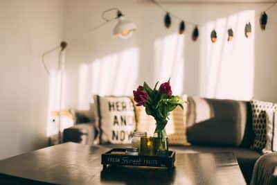 Un salon avec une décoration cocooning 