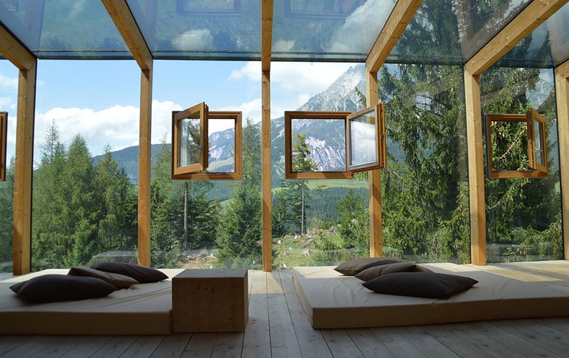 Une maison à ossature en bois ouverte sur la nature