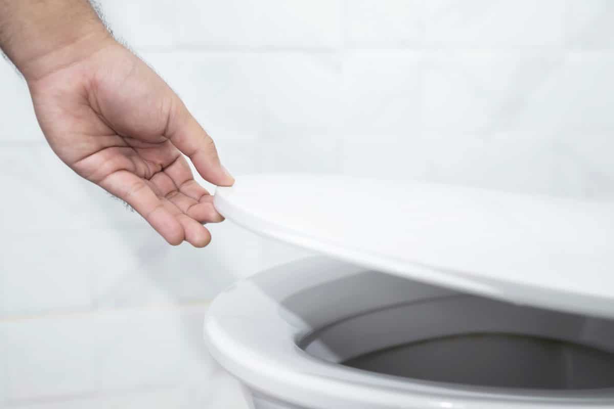 Comment déboucher les toilettes avec un furet: 12 étapes