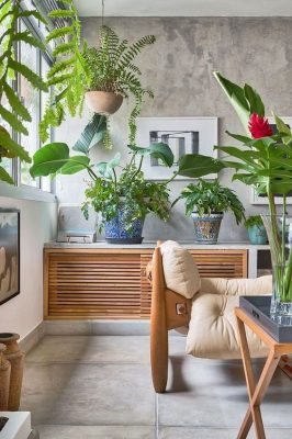 Un salon moderne et design avec une décoration urban jungle