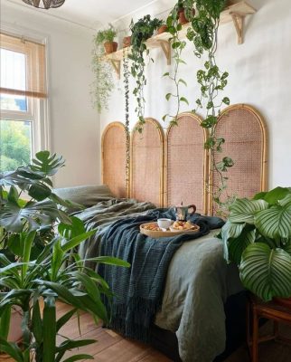 Une chambre urban jungle avec des plante et des matieres naturelles