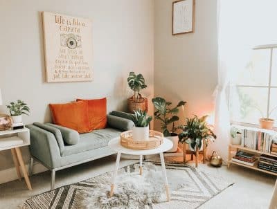 Un petit salon cosy avec une décoration cocooning 