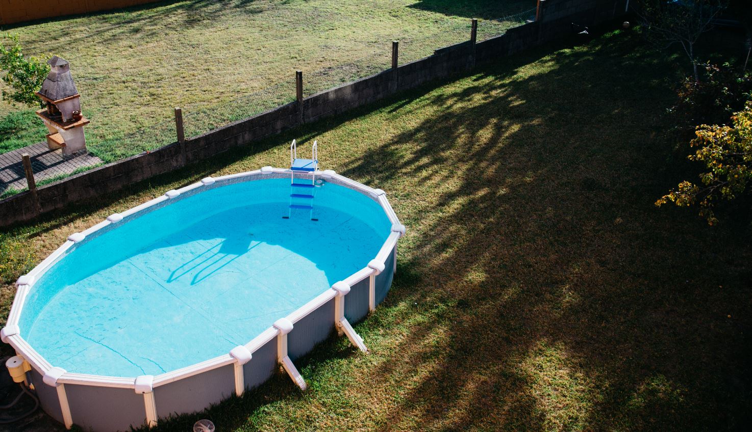 piscine hors sol sur pelouse