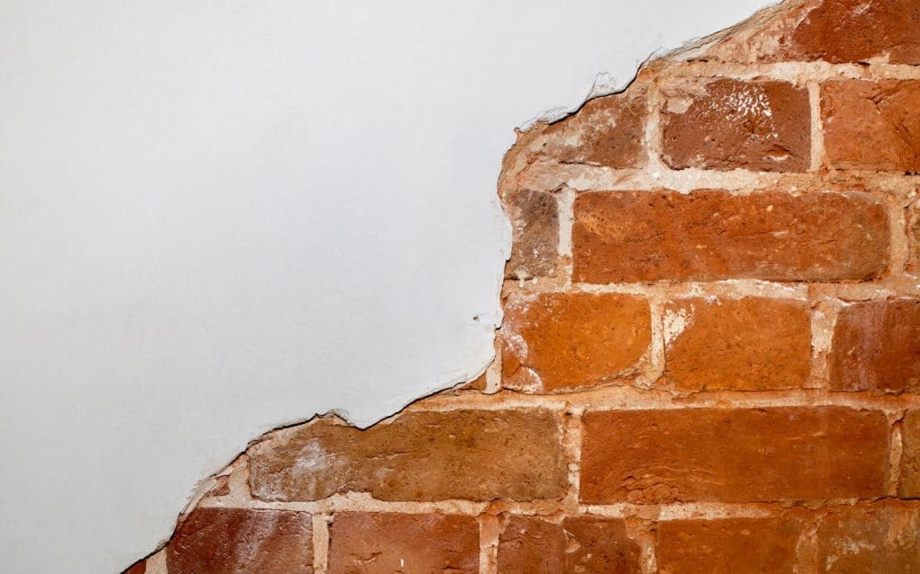 Enduire un mur en plâtre abîmé comme un pro comment faire