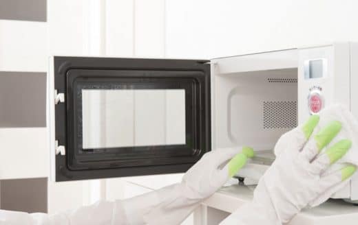 À épingler : Nettoyer un micro-ondes avec du bicarbonate de soude