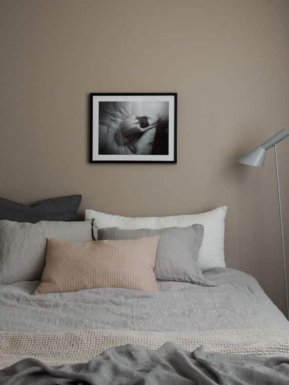 Une chambre à la décoration grise tres reposante avec du taupe