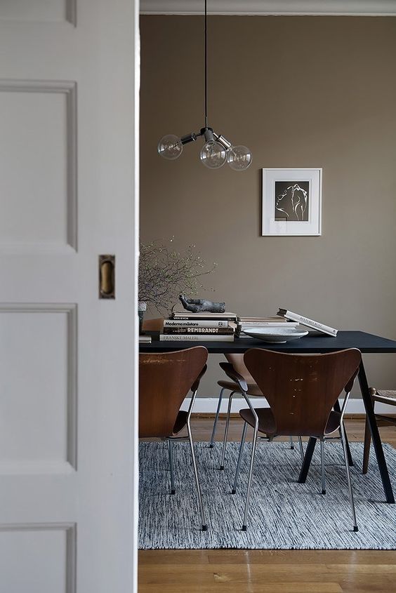 Une salle à manger design sublimée par un mur taupe