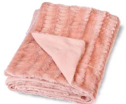 Plaid rose poudré : les plus beaux modèles pour votre déco et votre confort