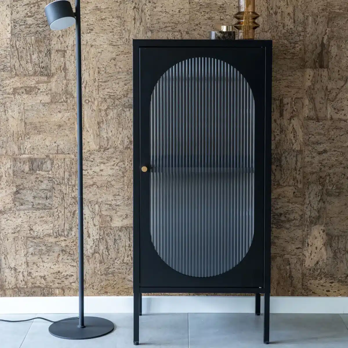 Un meuble d'entrée minimaliste avec un style rétro inspire de l'art deco