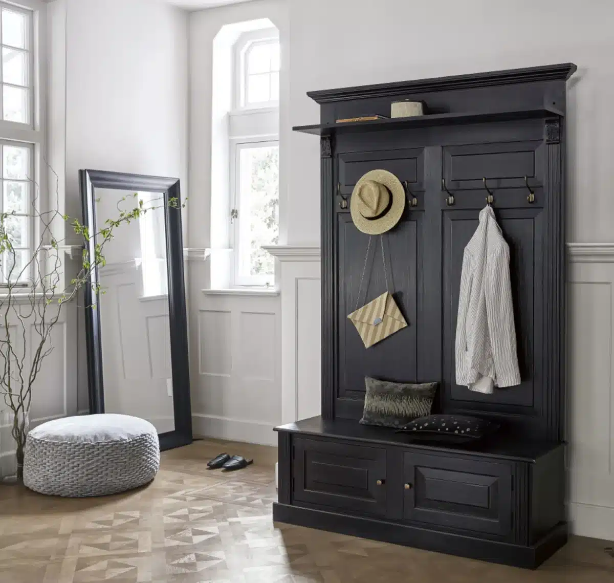 meuble d'entree noir en bois massif plutot chic et classique