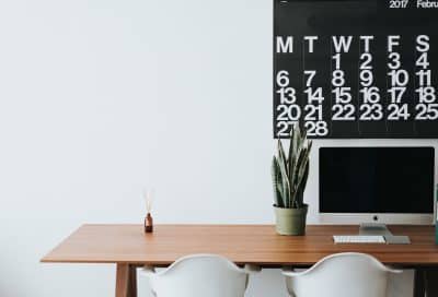 Un bureau scandinave en teck avec plante et iMac 