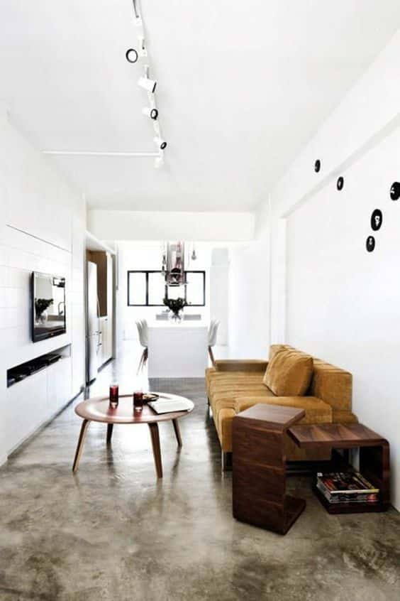 salon tout en longueur avec decoration blanche et minimaliste