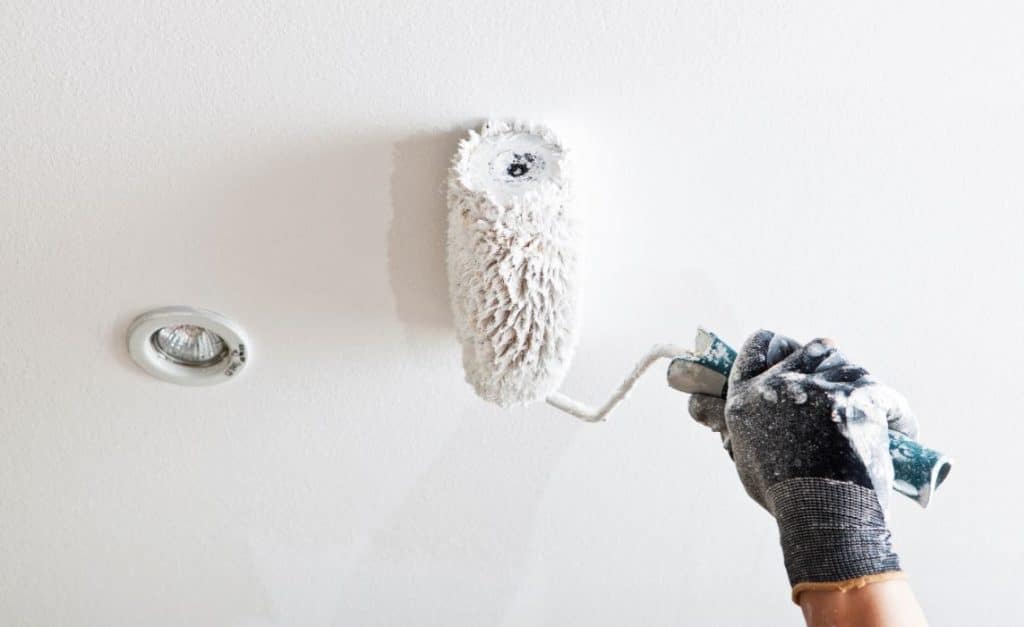 Salle de bain : quel revêtement choisir pour le plafond