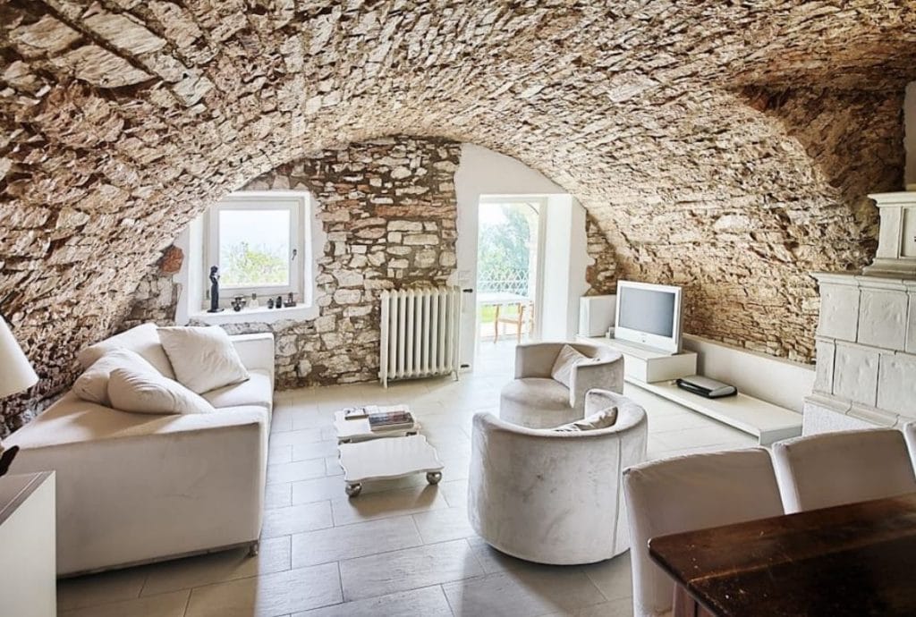 11 façons de décorer un mur en pierre apparente dans son salon