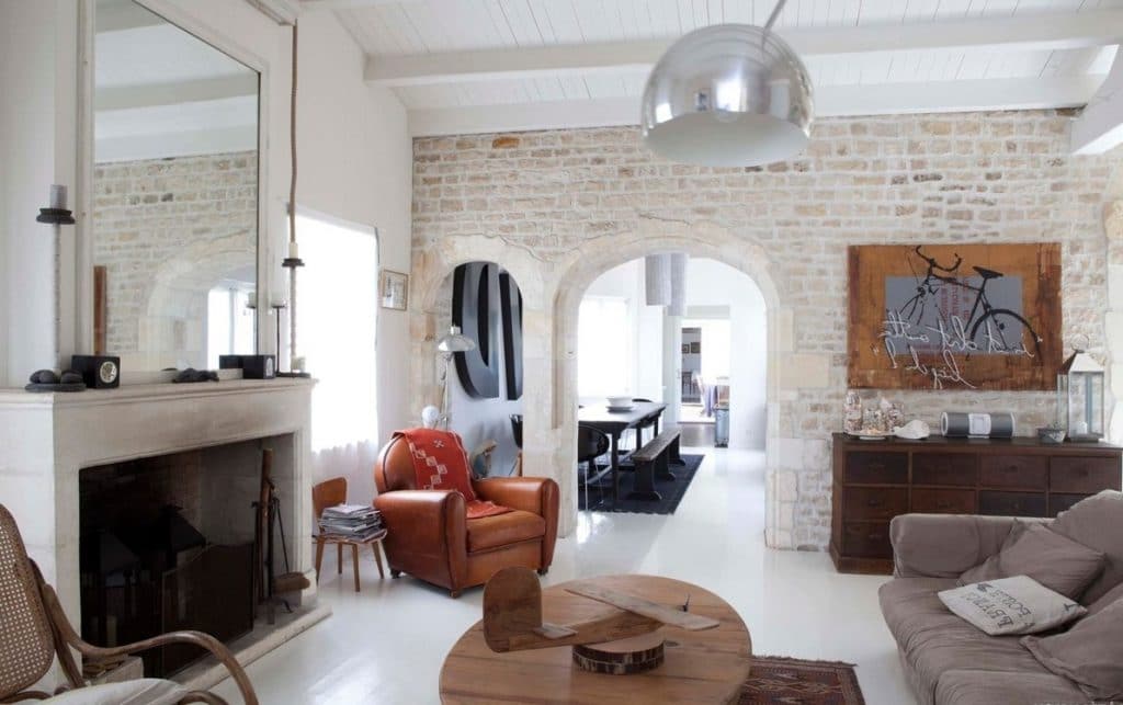 11 façons de décorer un mur en pierre apparente dans son salon