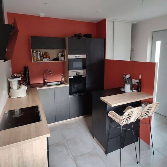 une cuisine rouge orange avec meuble gris profond