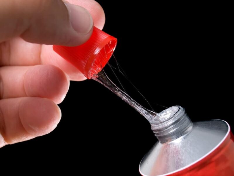 Glue sur les doigts : comment enlever la colle efficacement
