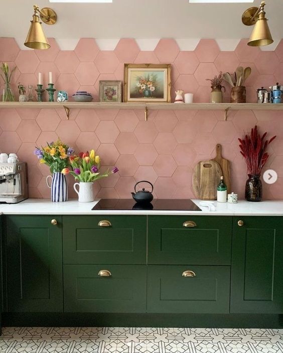 cuisine aux meubles vert avec crédence rose poudré