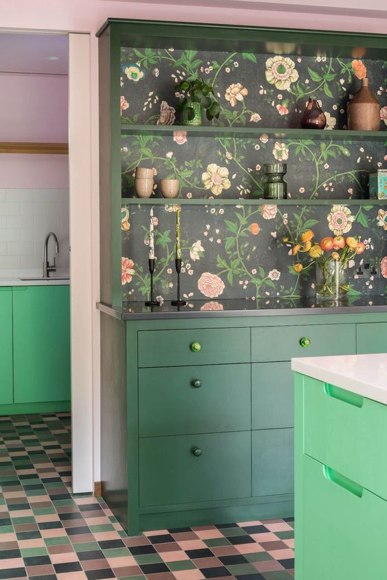 cuisine avec meuble vert et fond en papier peint floral