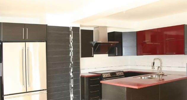 Cuisine Axée Sur La Fonctionnalité Avec Meubles Bas Rouge 