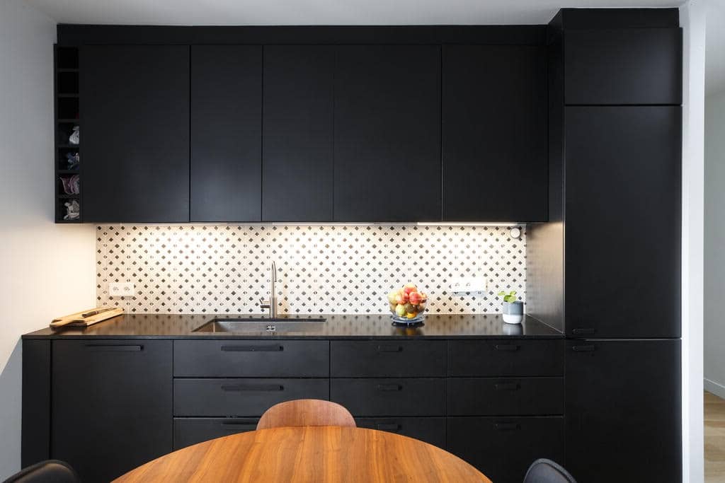 Cuisine D'appartement Avec Carrelage En Damier Sur Le Mur 