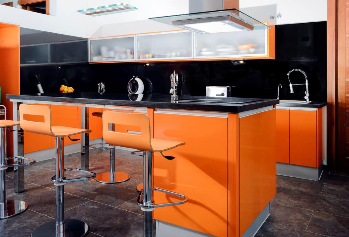 Cuisine Moderne Orange Avec Bar Et Tabouret Orange, Sur Fond Noir