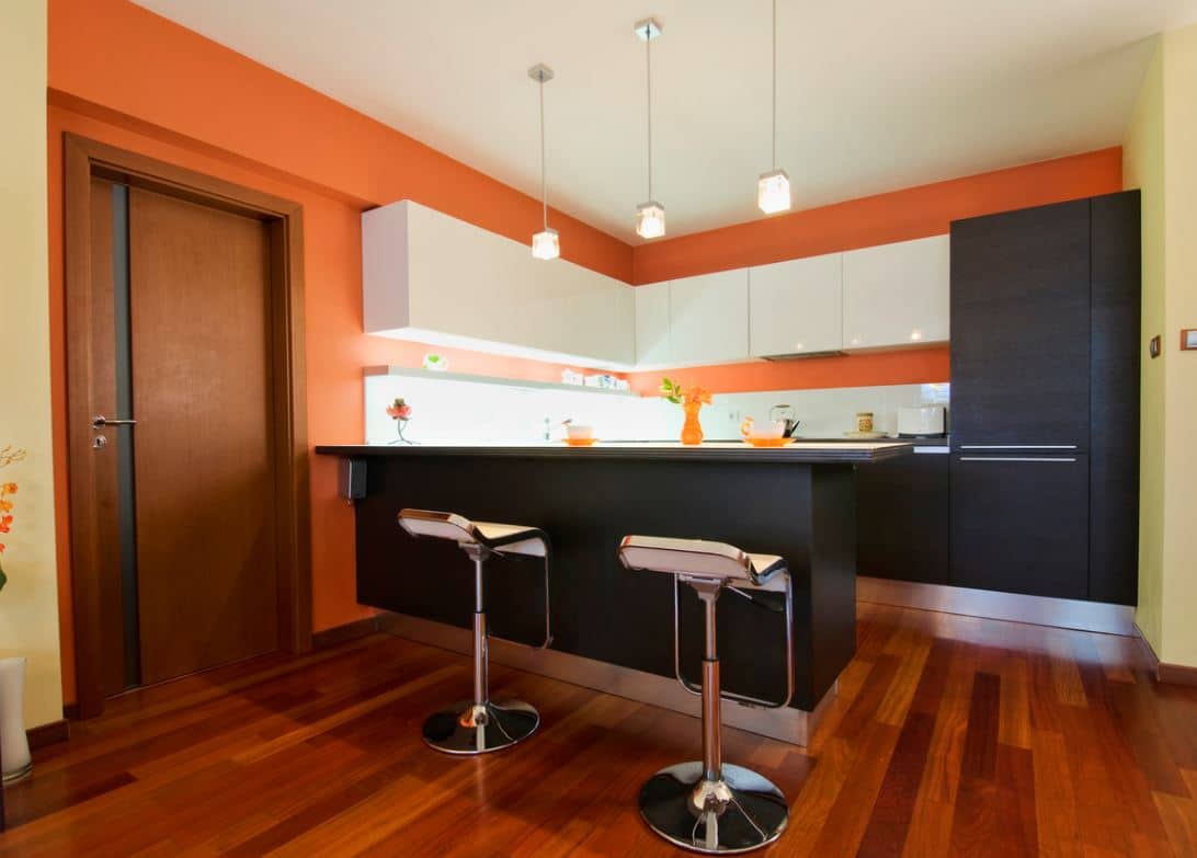 Modèle De Cuisine Orange Avec Parquet En Bois 