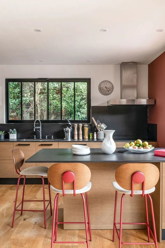 Une cuisine design en bois et bordeaux à la decoration japonaise