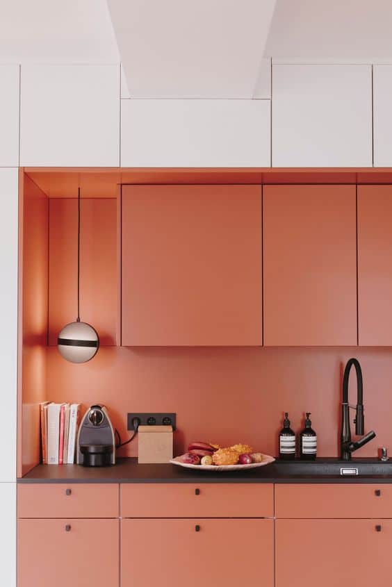 une cuisine design et minimaliste orange et blanche